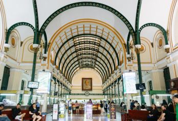 西贡城市观光三轮车之旅（含餐）【参加这个半日三轮车之旅，体验胡志明市（原名西贡）的熙攘喧嚣。 美食体验：在当地餐厅品尝正宗的当地美食“越南河粉” 在友好导游的陪同下，参观统一宫、西贡中央邮局等热门景点！】