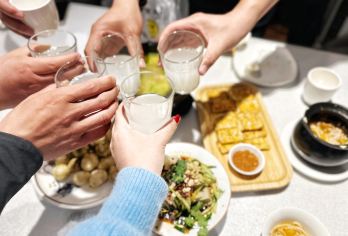 北京烤鸭、火锅及其他：探索北京胡同的美味【在当地餐馆品尝北京烤鸭的酥脆皮和鲜嫩肉质。享用一顿荤素搭配的火锅，佐以冰镇啤酒。 尝尝糖葫芦、煎饼、驴打滚等街头小吃。在云南风味餐厅品尝香甜醇厚的米酒。 漫步胡同，了解胡同的历史，探索独特的中国饮食文化。】