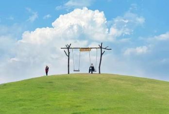 郴州高椅岭包车一日游 ｜团建&暑假亲子游&避暑&毕业旅行T【高椅岭其至大的特点就是丹霞地貌周边有漂亮的水洼点缀，红岩绿水、险寨奇涧，美得一塌煳涂。】