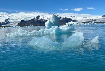 中文团冰岛冰河湖南岸一日游钻石沙滩维克小镇可选冰河湖游船【漫步在钻石沙滩上，欣赏冰山与黑沙滩的独特对比美景】