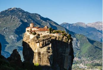 雅典出发梅特欧拉游（含当地导游＆饭店住宿）【在这次旅行中体验迈泰奥拉市的世界现象！ 套餐包含从雅典到卡兰巴卡的舒适新型长途巴士的便利交通】