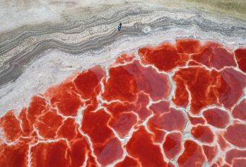 宁夏银川+腾格里沙漠+乌兰湖·五湖穿越一日游【赠脖套鞋套】【[六湖穿越专线]多年老牌线路全新升级，小众秘境乌兰湖/骆驼湖/天鹅湖/吉他湖/海骝骐湖/龙眼翡翠湖】