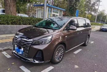 私人无忧接送服务：北京机场至酒店或酒店至机场（PEK/PKX）【选择接机。享受专属私人用车服务，配备专业司机和保养良好的私家车。 司机直接在机场到达大厅或您的酒店大堂等候，然后直接送您到目的地——不停靠任何站点。 协助服务：司机不仅会在机场/酒店大厅等候您，还会主动提供行李帮助——将您的行李搬到车上。】