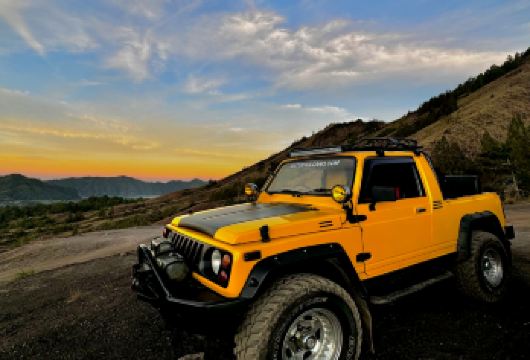 巴杜尔火山四驱吉普日落之旅含摄影师服务【在巴厘岛的巴杜尔火山欣赏壮丽的日落美景，乘坐吉普车时还能让当地摄影师为您拍摄**照片。 探索巴杜尔火山另一侧广袤的Black Lava区域，这里曾爆发过近年来巴杜尔火山*大规模的喷发之一。 巴杜尔火山中段的日落美景】