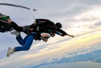 三亚海棠湾塔赫跳伞一日游【4000米海景跳伞+空中酷炫拍摄】【[刺激体验]高空自由落体，俯瞰震撼美景；】