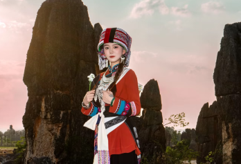 昆明石林景区一日游【二环内接+可选15人团+金牌导游讲解】【[缤纷景点]游览昆明5A核心景点，门票1价全含=石林风景区门票130+往返电瓶车25（含电瓶车套餐）】