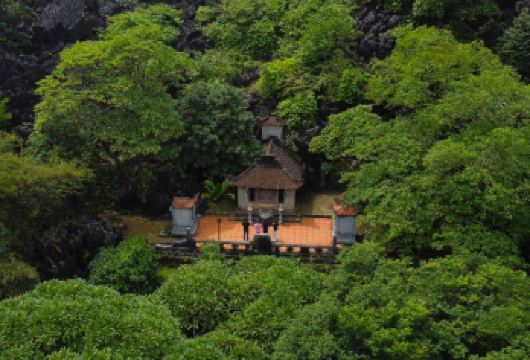 从河内出发：豪华小团体一日游，前往三谷、碧洞、当地家庭和 Mua 洞穴【小跟团游，最大程度提升个人体验。享用特色午餐，品尝当地特色美食 拜访当地家庭，通过他们的日常生活了解越南籍文化。拓展您对越南历史和佛教起源的了解。 参观穆阿洞，这是三谷*迷人的景点之一。探索三谷——“陆地上的下龙湾——世界自然遗产”。】