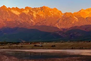 玉龙雪山日照金山+有风牧场一日游+骑马45分钟+精妆造【主要内容:东巴谷观日照金山+雪山有风骑马场45分钟骑马+精妆造（彩妆、彩绘、头饰、配饰）+拍摄】