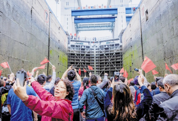 宜昌两坝一峡游船+三峡大坝一日游【过船闸+赠午餐】【[产品特色]乘坐游轮欣赏原汁原味的三峡风光!】