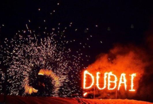 迪拜沙漠探险之旅：含接送、红沙丘冲沙、骆驼表演及自助晚餐【传统阿拉伯风情营地，提供接送服务，让您沉浸式体验正宗的中东文化与皇室般的**款待 现场文化娱乐表演，包括火焰秀、肚皮舞、舒缓的阿拉伯音乐以及色彩缤纷的转裙舞 烧烤自助晚餐，含中东特色烤肉、阿拉伯甜点、新鲜素食与非素食菜肴，以及无限量供应的茶、咖啡和水】