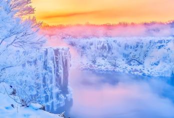 镜泊湖和镜心园一日游【专车出行，观冰瀑布，竹筏游湖，品湖鱼】【精品小团，商务专车出行，市区免费接送， 一家一车，不拼别人，舒适自在】