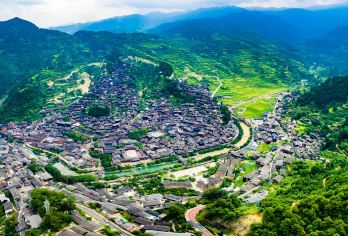 贵州贵阳-往返：西江千户苗寨【拼团--高端纯玩一日游】#【[服务保障]全程资深导游随行，24 小时客服响应，应对旅途中的各种突发状况】