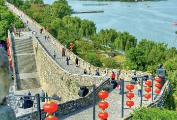 夫子庙秦淮河+明孝陵+中山陵+鸡鸣寺+南京博物馆 导游包车G【全程中文/英文/俄语/小语种服务，沟通无障碍，景点可调,多种车型可选】