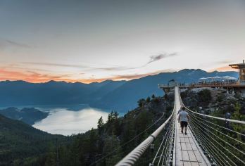温哥华出发 海天缆车 + 威士拿一日游【含门票+酒店接送】【体验斯阔米甚标志性的海天缆车，欣赏周围令人惊叹的景观 漫步穿过惠斯勒村，发现独特的商店、舒适的咖啡馆】