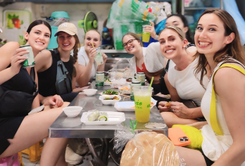 胡志明市步行街美食之旅，12+种品尝【品尝12种美味佳肴和饮品 探索夜市——隐秘的小巷，品尝地道美食摊位 夜游*大的花卉市场】