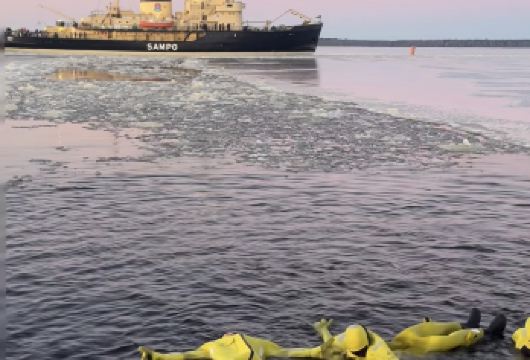 芬兰--罗瓦涅米--凯米破冰之旅--粉色教堂--凯米冰雪城堡【感受大自然的壮美与神奇，乘坐破冰船，在冰海中漂浮】