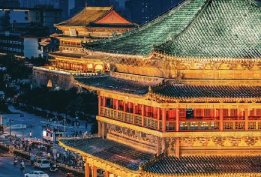 西安夜游-地标城市漫步+唐代歌舞表演+饺子/宫廷宴【体验西安独特的夜景和灯光秀。 跟随导游漫步街头，参观西安城墙等景点。 一边享用饺子/宫廷宴席，一边观看唐代舞蹈表演。】