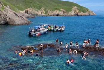 惠州双月湾快艇出海浮潜/海钓+赶海+船长教学+包含所有装备【快艇超爽！浮潜看到彩色珊瑚和小丑鱼；】