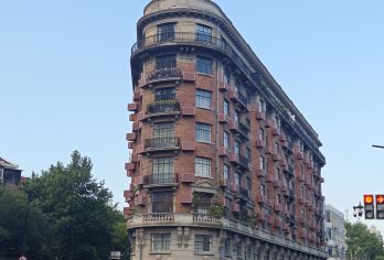 上海宋庆龄故居纪念馆+武康大楼+武康路 人工讲解2小时含耳麦【沉浸式文化体验，专业解读展品内涵和文物价值；1.2公里汇聚51处历史建筑；文艺与市井融合。】