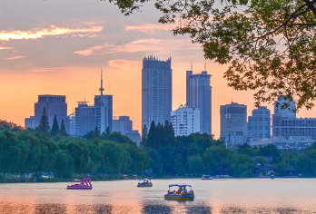 【包车游】南京鸡鸣寺+玄武湖+中山陵+老门东历史街区一日活动【[私人订制]睡醒再出发，可为您订制线路，市内套餐任您选择，一日游，两日游，多日游，专车服务。】