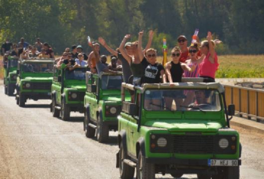 安塔利亚：全天四驱吉普车探险之旅，含午餐和接送服务【驾驶四驱路虎越野车，体验惊险刺激的越野冒险，欣赏壮丽的自然风光。 尽情享受趣味十足的泼水游戏，在清澈见底的海水中畅游，并参观传统的土耳其村庄。 无忧旅游，包括酒店接送、专业导游、保险和午餐。】