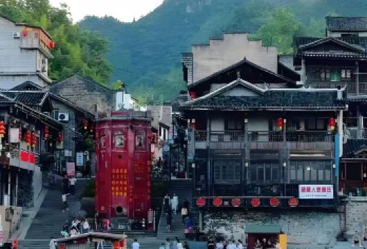 【中午出发•上门接送2-6人小团】边城茶峒+夜游芙蓉镇一日游【“挂在瀑布上的千年古镇”-芙蓉镇[王村瀑布/赠送芙蓉花开演出]】