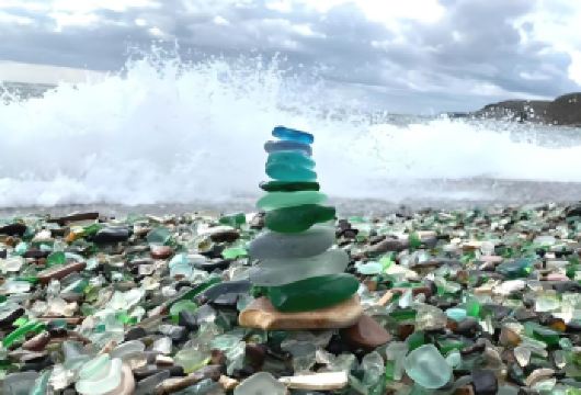 俄罗斯海参崴一日游﹣托卡内夫灯塔﹣凯旋门-玻璃海滩行程可调 【孤独地伫立在海边的托卡内夫灯塔，是海参威的标志性景点之一。电影《七月与安生》也曾在这里取景。】