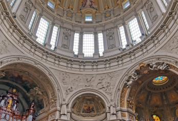 柏林历史精华线：罪与罚的千年回响：穿越德国记忆长廊【[定制包车游]专享中文司机独立包车，市区范围酒店上门接送，行程路线可根据个人需求调整。】