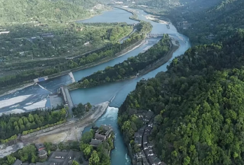 都江堰专业讲解【人工耳麦解说 | 1小时半 | 时间自选】【专业导游耳麦讲解，带你了解都江堰背后的历史故事，可选拼团和包团，请提前购买都江堰门票！】