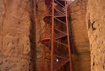 平山湖大峡谷+马蹄寺石窟一日游【2--8人定制精品小团。时间自由、价格透明、住宿可自行选择、方便快捷，深度体验、服务周到。】