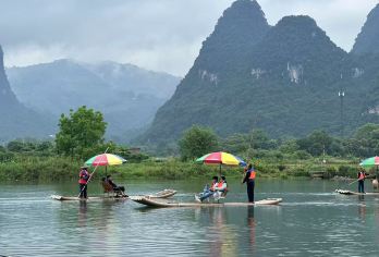桂林：漓江游船和阳朔玉龙竹私人一日游【可以选择三星级或四星级船只。 探索桂林和阳朔举世闻名的秀丽风光 从您当地酒店出发的往返私人交通服务让出行更加轻松便捷。】