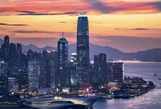 香港一日游+含赠【落日飞车敞篷巴士游或维港游轮赏美景】【[行程赠送]乘天星小轮|旅游意外险 +落日飞车项目或维多利亚港游船项目】