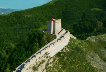 从太原出发：燕门关和新州古城一日私人包车游【[私人定制]专属包车服务，为您打造私密舒适的旅程，灵活的行程安排，避开人群和等待时间。 [安心出行]车内干净无异味，全程无烟环境，确保每次旅程清新舒适，轻松无忧。 [可选景点]雁门关长城（“中国最高峰关口”）；新州古城：当地美食、非物质文化遗产和历史建筑】