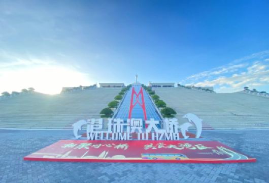 坐车上港珠澳大桥+登蓝海豚岛+标志景点【私家小团上门接送】【私家旅行：一单一团，不拼客，享专属旅行；品质服务：5座/7座车上门接送，专职司机护航】