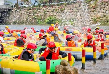 五指山红峡谷漂流一日游纯玩【含三亚往返接送+漂流门票】【人间仙境，大自然的天然氧吧，来一场惊险刺激的漂流体验吧！】