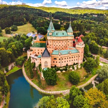 布拉迪斯拉发：高塔特拉山+奇奇马尼+博伊尼采城堡 导览一日游