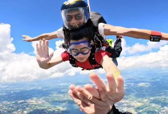 成都崇州高空跳伞+基地一日游【4000米跳伞+高清摄像跟拍】【[刺激嗨玩]4000米高空跳伞，高清摄像跟拍】