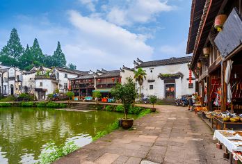 【金华】诸葛八卦、大慈崖、古子城一日私人游【一个按照八形图原理建造的历史村庄，展现了独特的文化底蕴和令人惊叹的建筑风格。 壮观的山景，有金色的双面佛像和悬崖边的寺庙，类似于著名的悬空寺。 一座拥有1700多年历史的古城，遍布保存完好的文化遗迹和历史建筑。】