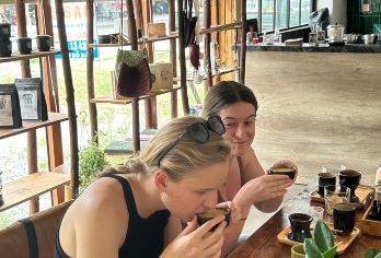 岘港精华 – Phin 咖啡工坊和 Linh Ung 宝塔 【私人/参加 Phin 咖啡工作坊——了解越南籍咖啡历史，使用传统 Phin 冲泡，享受 4 种独特风格 灵应寺——参观越南*高的佛像，欣赏一览无余的海景 山茶码头——拍摄色彩缤纷的船只、清澈的海水和风景秀丽的海岸线的**照片】