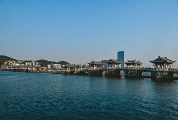 龙湖古寨+潮州古城+泰佛殿+广济桥+牌坊街一日游【[质量保障]纯玩私家小团包车，独立精品团，本地司导，耐心沟通，用心服务，舒心游玩】