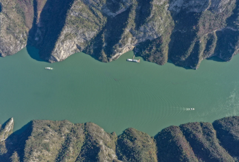 【普通全域游】宜昌交运两坝一峡游船+三峡大坝垂直升船机一日游【观世纪工程国之重器三峡大坝，体验乘百米升船电梯，览三峡大坝高峡平湖风光，舒适船游老少皆宜。】