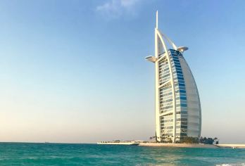 【迪拜日游】朱美拉沙滩&清真寺+卓美亚古堡集市&阿布拉小船【沉浸式解锁迪拜古今：漫步阿尔法希迪老巷、探秘迪拜博物馆、逛黄金市场，一站式感受本土文化与历史底蕴】