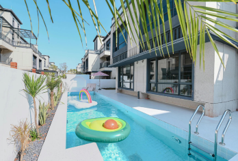 佛山美的鹭湖鹭韵7房11床KTV温泉泳池别墅+滑梯+麻将烧烤【佛山美的鹭湖奶油风联排7房11床别墅+KTV+泳池+空中滑梯+泡池+烧烤+麻将+厨房一应俱全！】