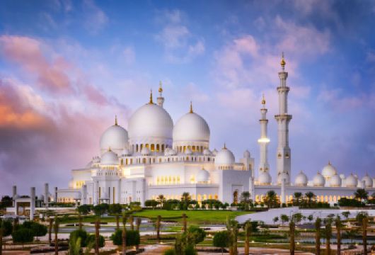 阿布扎比城市之旅，包括大清真寺、Qasr Al Watan 和卢浮宫博物馆【参观宏伟的谢赫扎耶德大清真寺，这是伊斯兰建筑的杰作。 探索宏伟的 Qasr Al Watan 宫殿，包括其大厅、花园和文化展览。 在阿布扎比卢浮宫探索全球艺术，欣赏跨越文明和时代的杰作。】