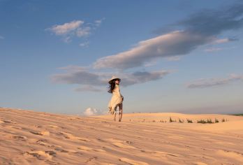 从芽庄出发美奈一日游丨免费E-SIM卡丨特色午餐丨包含门票【白沙丘——惊叹于广阔的撒哈拉沙漠，欣赏令人惊叹的日出美景。】
