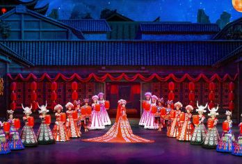 张家界魅力湘西秀门票：一部千禧年湘西文化史诗（自助游）【2 小时沉浸式体验湘西民族文化之旅，从苗族鼓舞到惊险刺激的走火表演。 由电影大师冯小刚执导，融合了地道的湖南民乐和令人惊艳的视觉叙事。】