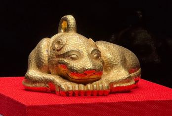 【南京博物院讲解】 120分钟 大咖讲师 精品小团 含耳麦【[导游讲师团]他们博古通今，幽默睿智，善于挖掘文物背后的故事，用有趣的方式还原历史真相；】