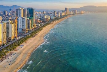 五行山+灵应寺+市内博物馆+汉市场半日拼团游 + 含越南午餐 | 岘港/会安出发【探索岘港的标志性建筑：惊叹于五行山、拥有 67 米高佛像的宁静灵应寺以及这座城市著名的桥梁。 探索古代文化和历史：在充满美食、纪念品和街头小吃的当地博物馆和热闹的市场探索岘港的文化遗产。 享受市中心便捷的酒店接送服务，当地导游全程陪同您。】