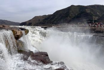 陕西黄河壶口瀑布一日游【延安旅游/VIP头等舱/专车接早】【[西安市三环以内上门接]私家小车，前往三环内酒店，方便停车的地方接您。】