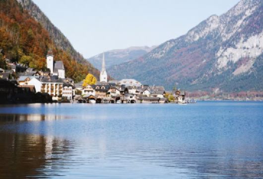 奥地利 维也纳出发 哈尔施塔特小镇一日游 可选游船/接送【探索阿尔卑斯山脉东部的萨尔茨卡默古特地区，雪白城堡、壮美的高山地带】